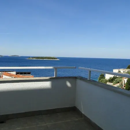 Laguna 3 Fuer 4 Personen By Interhome